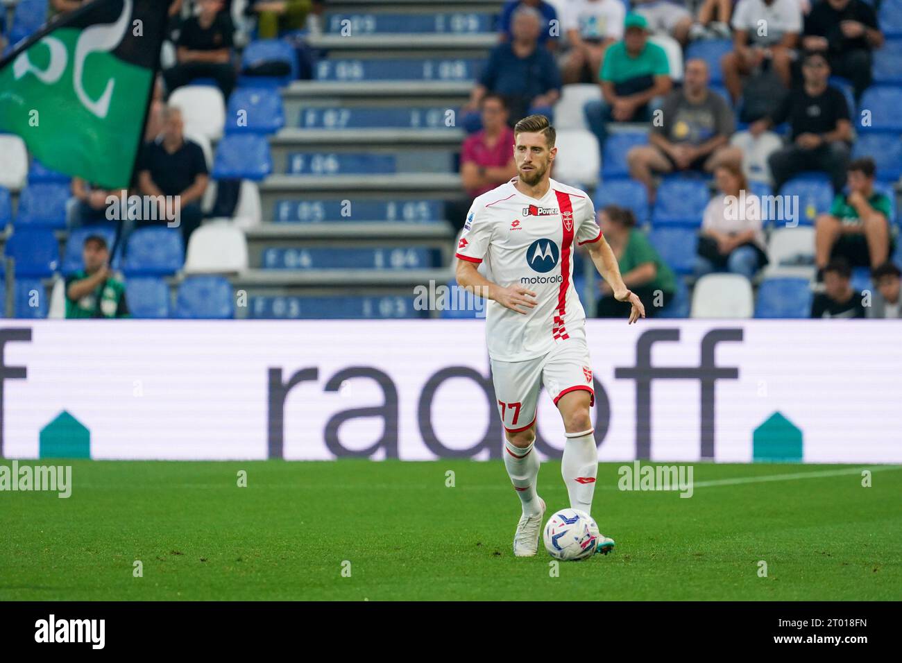 Reggio Emilia, Italie. 2 octobre 2023. Georgios Kyriakopoulos (#77 AC Monza), lors de l'US Sassuolo Calcio vs AC Monza, Serie A, au Mapei Stadium. Crédit : Alessio Morgese/Alessio Morgese / Emage / Alamy Live News Banque D'Images