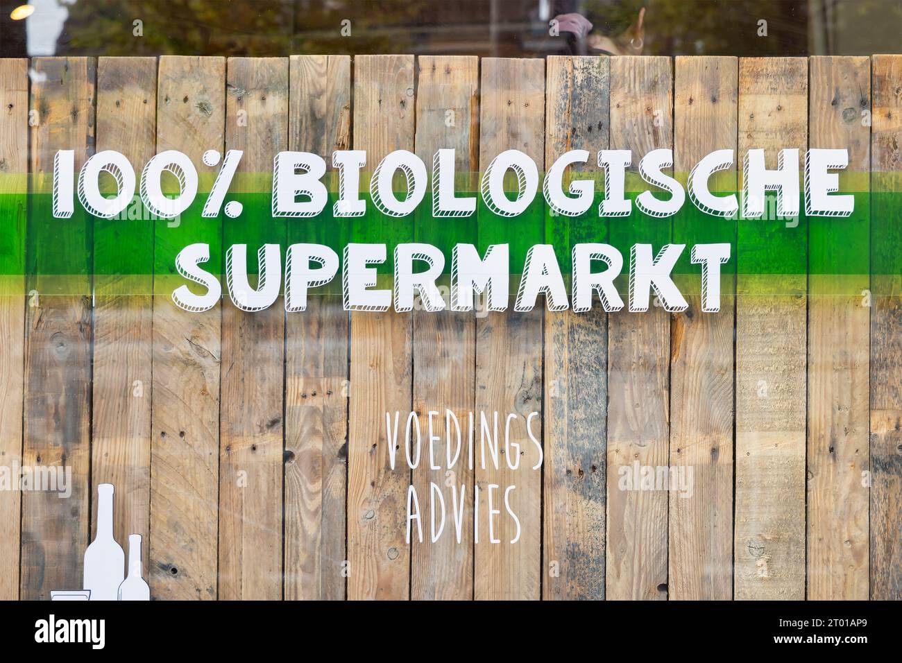 Groningen, pays-Bas - 26 septembre 2023 : vitrine d'un supermarché avec le texte néerlandais 'épicerie 100% bio' à Groningen, le Neth Banque D'Images