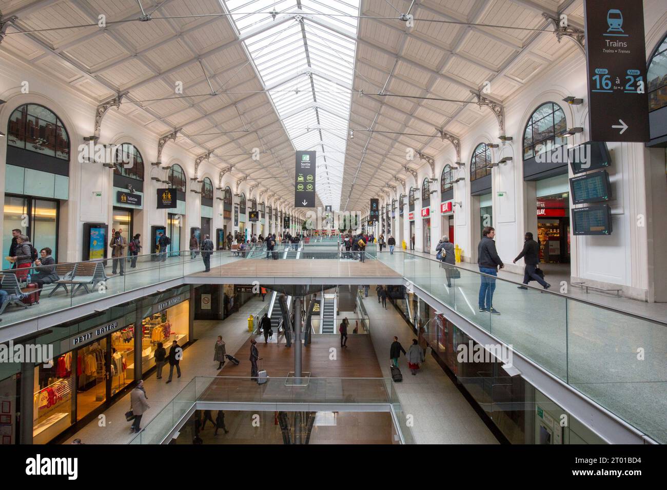 LE NOUVEAU CENTRE COMMERCIAL À L'INTÉRIEUR DE LA GARE SAINT LAZARE