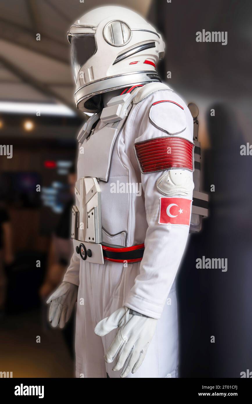 Combinaison spatiale et casque d'astronaute turc. Le costume spatial original du voyageur spatial turc conçu par l'Agence spatiale turque (turc : Türkiye Uzay Banque D'Images