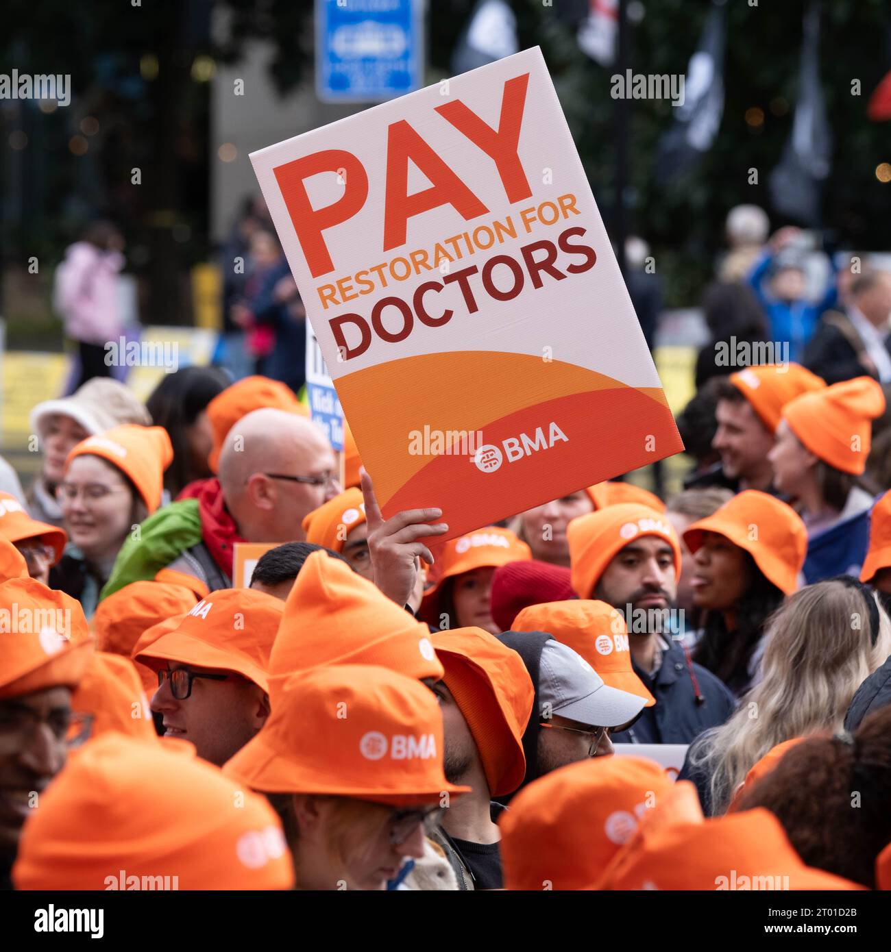 St. Peter’s Square, Manchester, Royaume-Uni. 3 octobre 2023. Les médecins et consultants juniors du NHS protestent devant la conférence du Parti conservateur pour exiger une augmentation de salaire de 35%. Credit Mark Lear / Alamy Live News. Banque D'Images