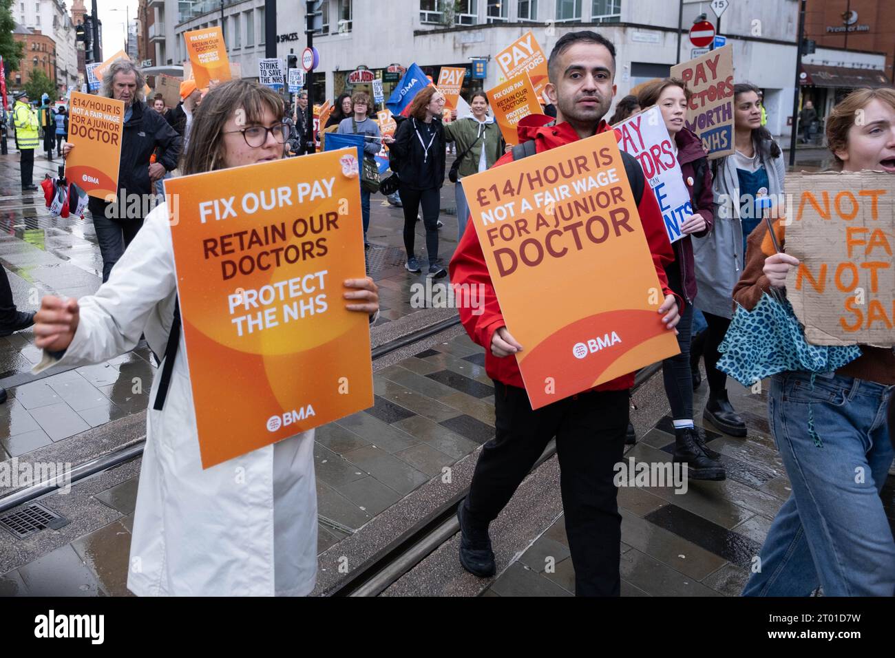 St. Peter’s Square, Manchester, Royaume-Uni. 3 octobre 2023. Les médecins et consultants juniors du NHS protestent devant la conférence du Parti conservateur pour exiger une augmentation de salaire de 35%. Credit Mark Lear / Alamy Live News. Banque D'Images
