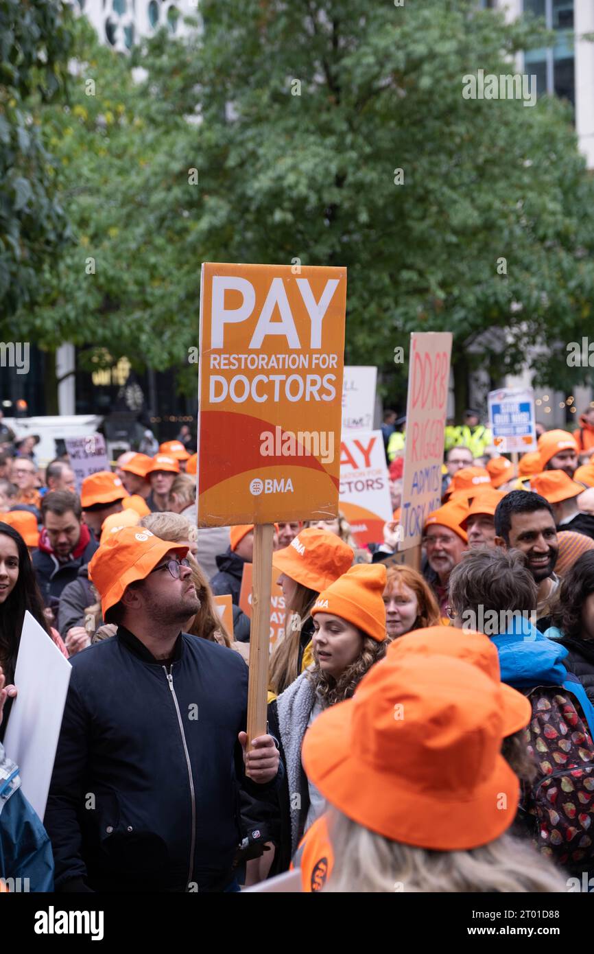 St. Peter’s Square, Manchester, Royaume-Uni. 3 octobre 2023. Les médecins et consultants juniors du NHS protestent devant la conférence du Parti conservateur pour exiger une augmentation de salaire de 35%. Credit Mark Lear / Alamy Live News. Banque D'Images