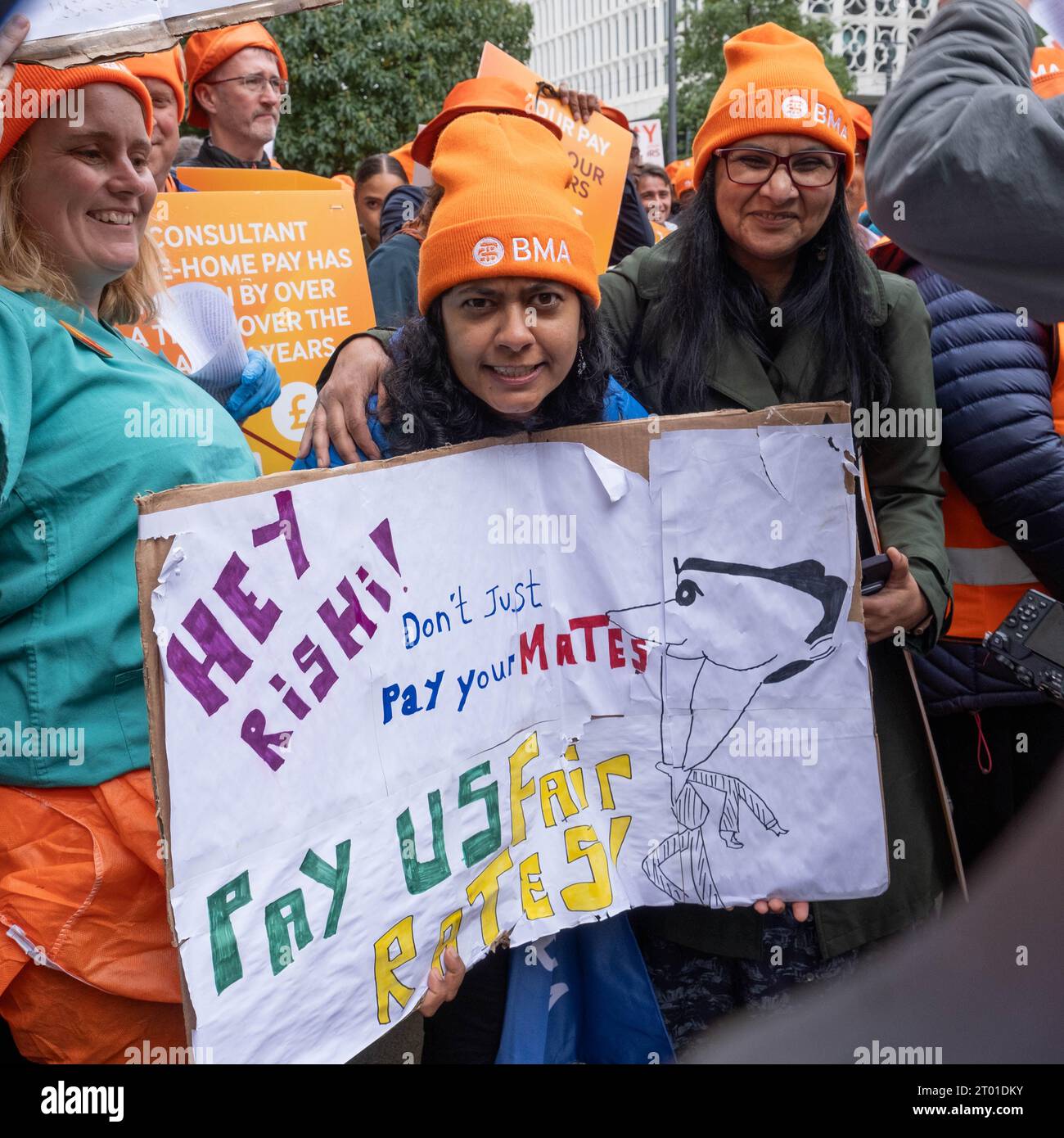 St. Peter’s Square, Manchester, Royaume-Uni. 3 octobre 2023. Les médecins et consultants juniors du NHS protestent devant la conférence du Parti conservateur pour exiger une augmentation de salaire de 35%. Credit Mark Lear / Alamy Live News. Banque D'Images