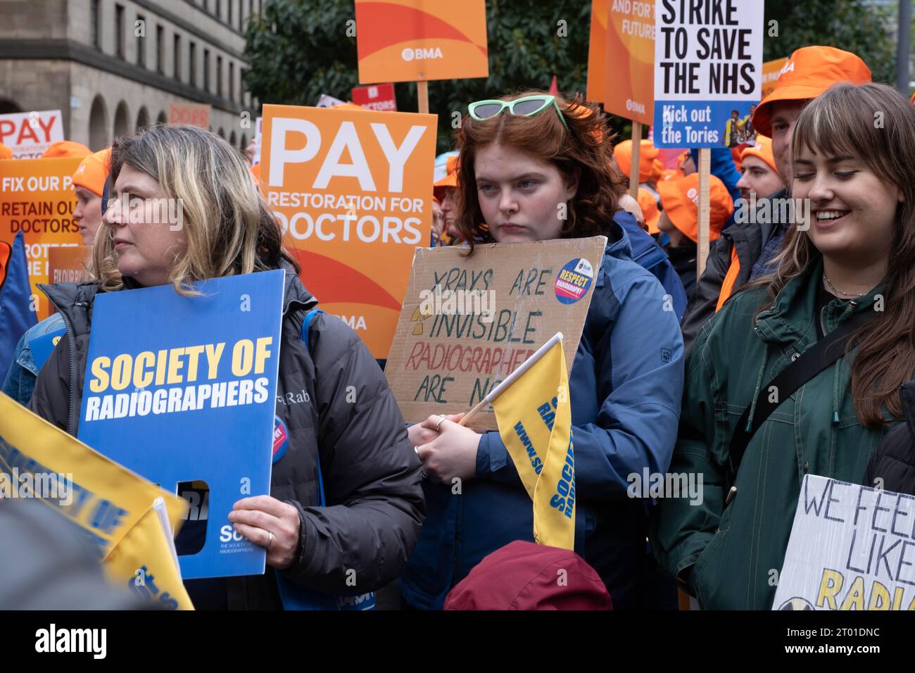 St. Peter’s Square, Manchester, Royaume-Uni. 3 octobre 2023. Les médecins et consultants juniors du NHS protestent devant la conférence du Parti conservateur pour exiger une augmentation de salaire de 35%. Credit Mark Lear / Alamy Live News. Banque D'Images