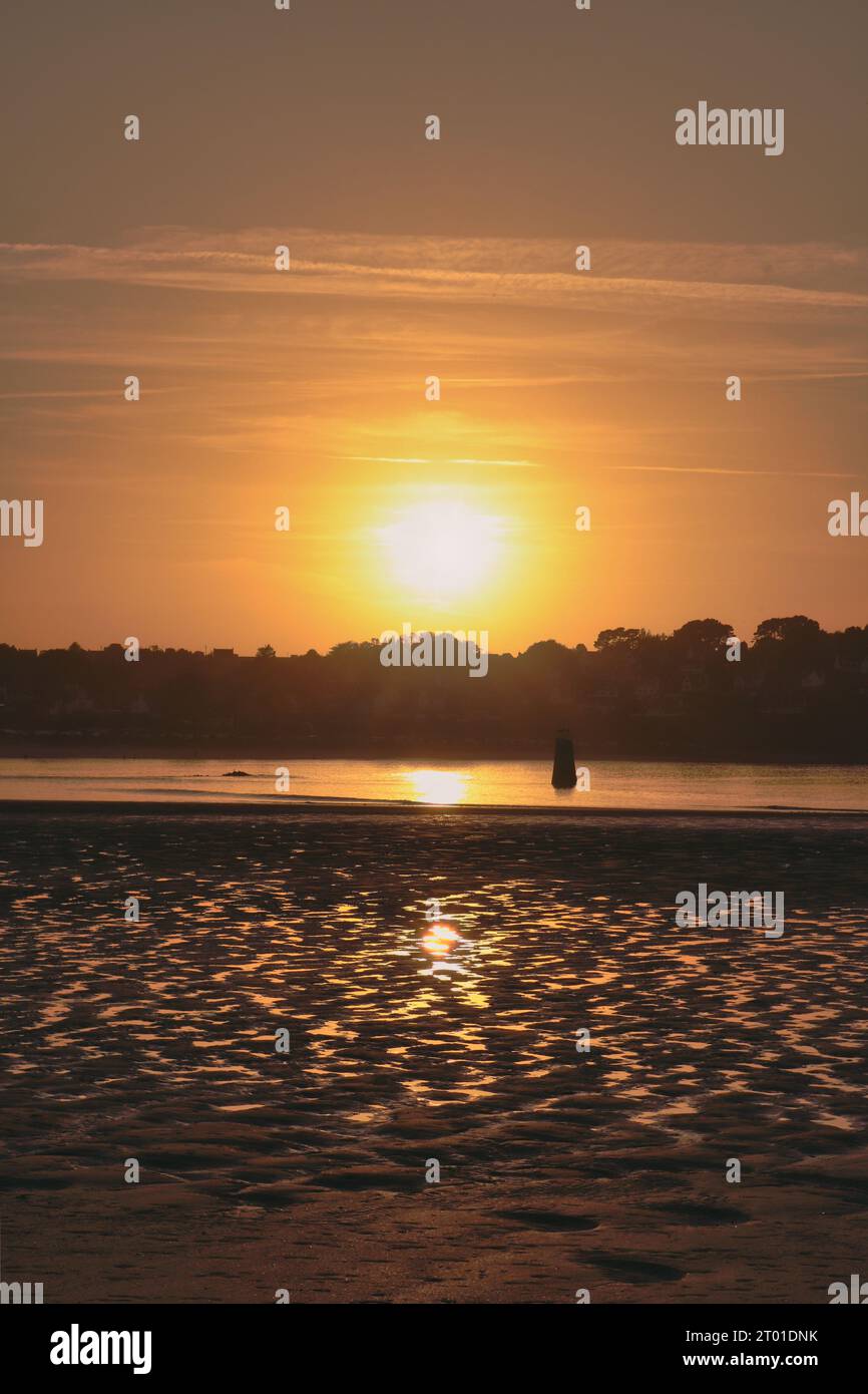 Baie de Locquirec. Photo prise depuis le petit bain à Locquirec, septembre 2023. Coucher de soleil alors que la marée monte lentement à travers la baie. Banque D'Images