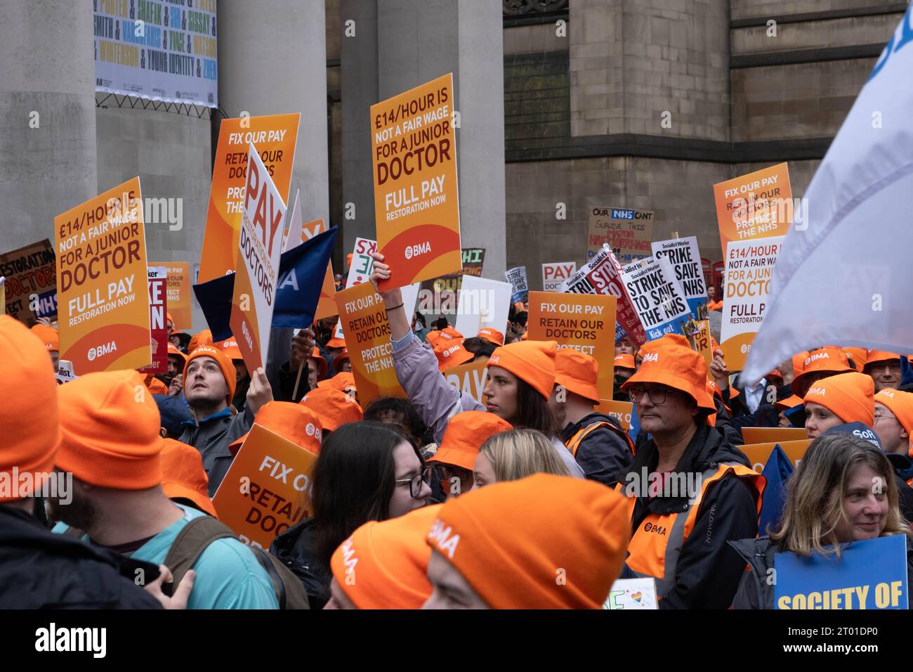 St. Peter’s Square, Manchester, Royaume-Uni. 3 octobre 2023. Les médecins et consultants juniors du NHS protestent devant la conférence du Parti conservateur pour exiger une augmentation de salaire de 35%. Credit Mark Lear / Alamy Live News. Banque D'Images