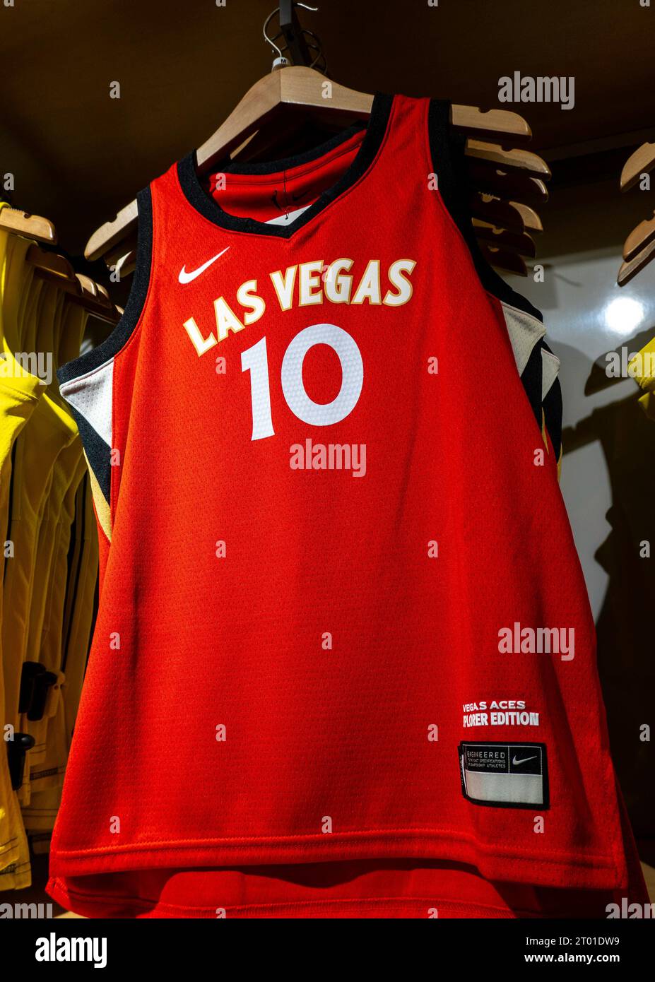 Le magasin phare de la NBA sur la cinquième Avenue propose une gamme complète de tenues WNBA, 2023, New York City, États-Unis Banque D'Images