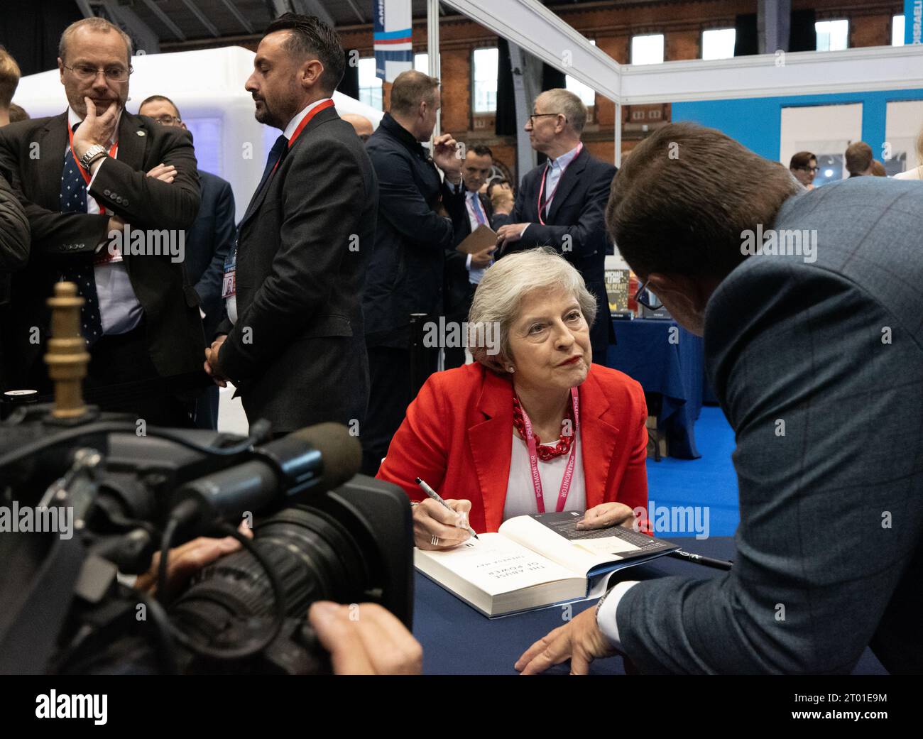 Manchester, Royaume-Uni. Manchester, Royaume-Uni. 03 octobre 2023. Theresa May Book Signing ( The Abuse of Power).Tory Conference Manchester UK. Crédit photo : GaryRobertsphotography/Alamy Live News Banque D'Images