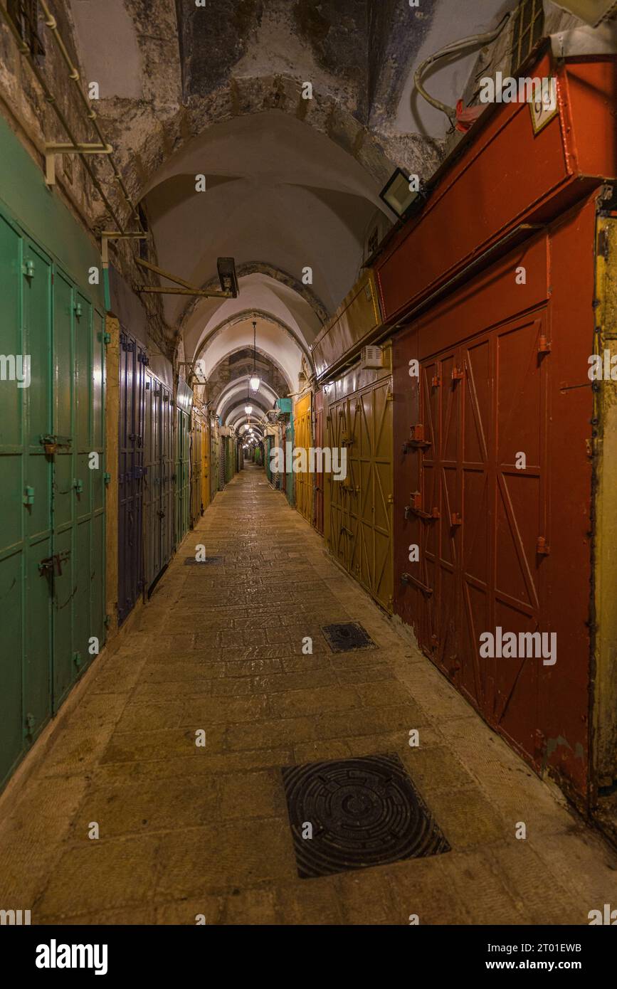 Vue la nuit, quand chaque magasin est fermé, d'un marché traditionnel pittoresque dans la vieille ville de Jérusalem. Banque D'Images