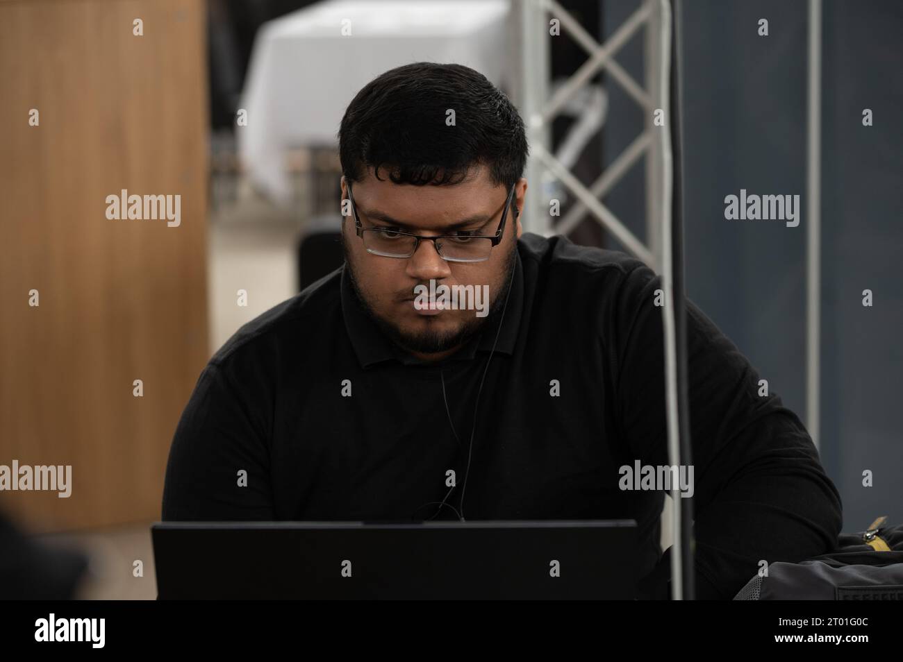 Étudiant en robotique à Milton keynes SMART City Concours de robotique 2023. Les robots rivalisent dans différentes tâches comme la cueillette de marchandises et le service du café Banque D'Images