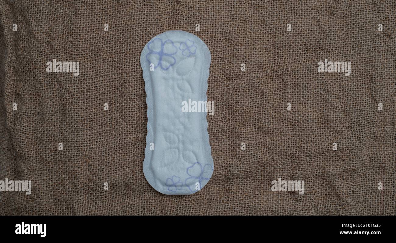 Serviettes hygiéniques quotidiennes pour dames sur fond brun.concept d'hygiène Banque D'Images