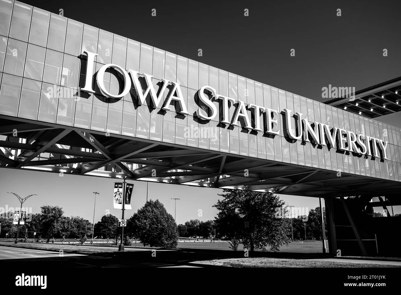 Ames, IA, USA - 10.1,2023 : Focus sur le logo du pont menant au Jack Trice Stadium à l'Université d'État de l'Iowa. Banque D'Images