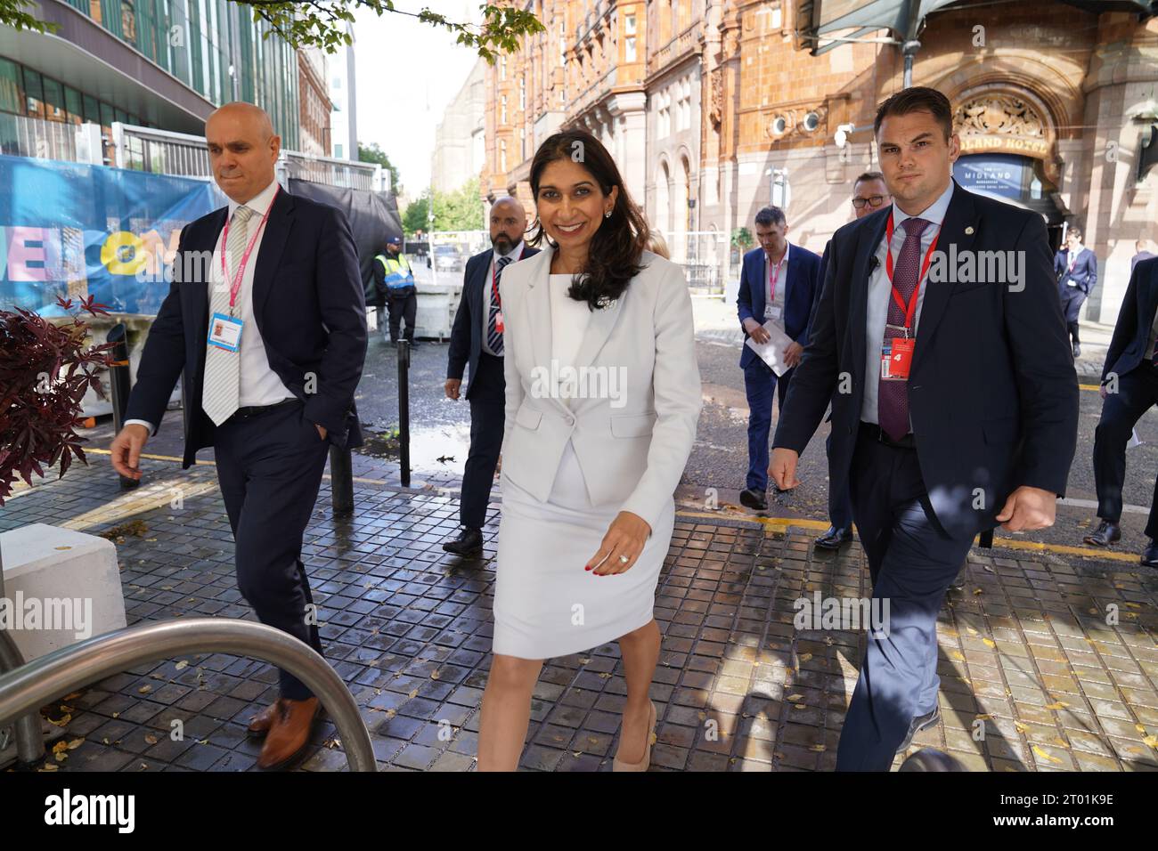 La ministre de l'intérieur Suella Braverman arrive à la conférence annuelle du Parti conservateur au Manchester Central convention Complex. Date de la photo : mardi 3 octobre 2023. Banque D'Images