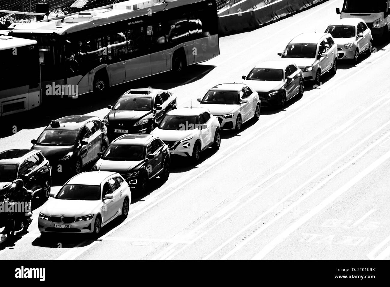 File d'attente de voitures dans une rue Banque D'Images