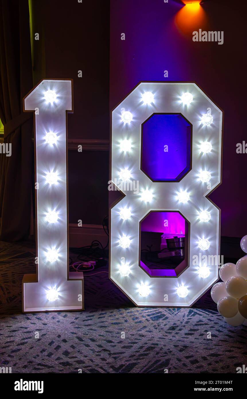 Un panneau décoratif de 18 s'est illuminé lors d'une fête de 18e anniversaire Banque D'Images