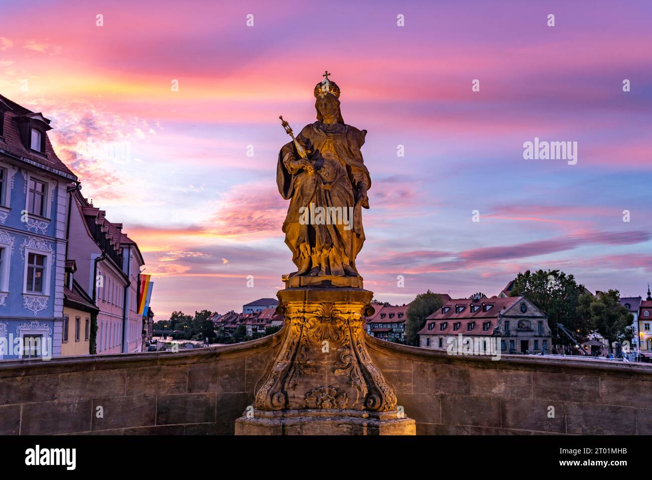 Statue der Kaiserin Kunigunde auf der Unteren Brücke in Bamberg BEI Sonnenuntergang, Oberfranken, Bayern, Deutschland, Europa | Statue of St. Cunigun Banque D'Images