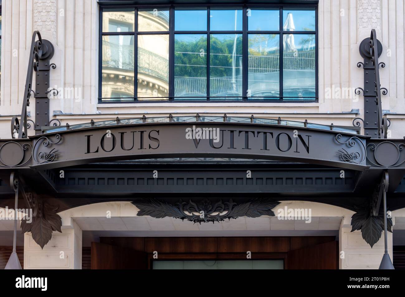 Panneau à l'entrée du siège de Louis Vuitton. Louis Vuitton est une maison de couture française de luxe Banque D'Images