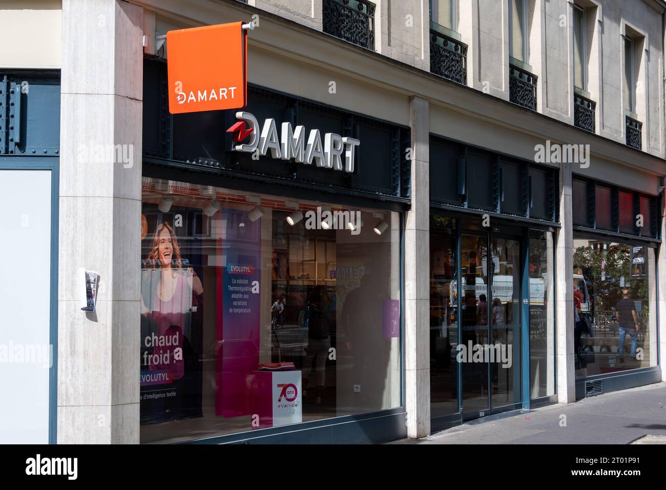 Vue extérieure d'un magasin Damart. Damart est une marque textile française dont le siège social est situé à Roubaix Banque D'Images