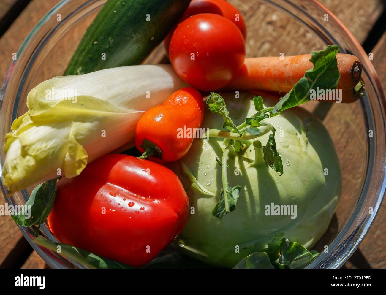 légumes frais dans un bol Banque D'Images
