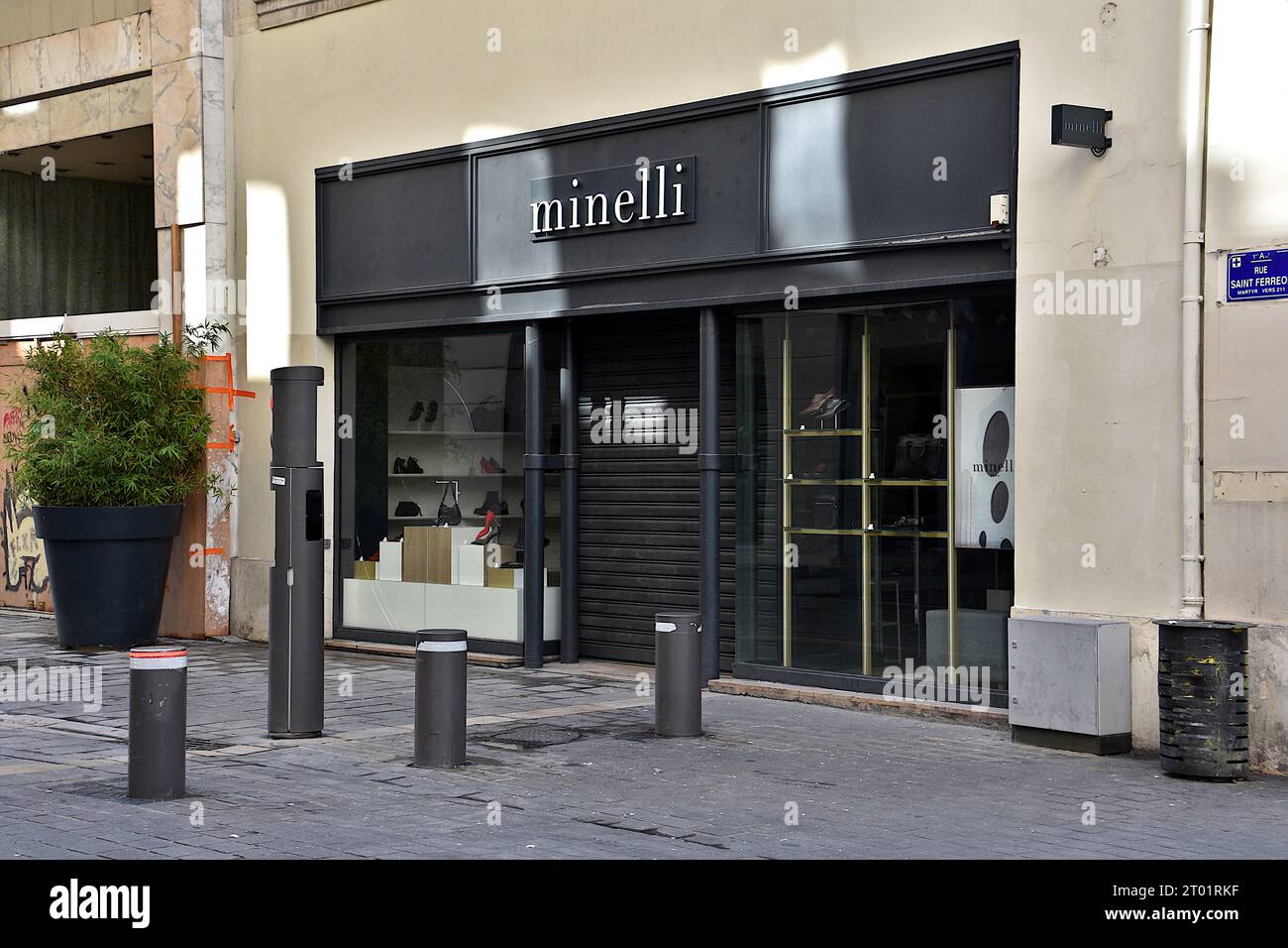 Marseille, France. 1 octobre 2023. Vue du magasin Minelli fermé à l'angle de la rue Saint-Ferréol et de la rue Vacon à Marseille. Le tribunal de commerce de Marseille a placé la marque Minelli sous séquestre le 28 septembre 2023 afin de préparer la vente à un nouvel actionnaire pour garantir la poursuite de l’activité. La marque de chaussures emploie 500 employés et compte 120 magasins. (Image de crédit : © Gerard Bottino/SOPA Images via ZUMA Press Wire) USAGE ÉDITORIAL SEULEMENT! Non destiné à UN USAGE commercial ! Banque D'Images