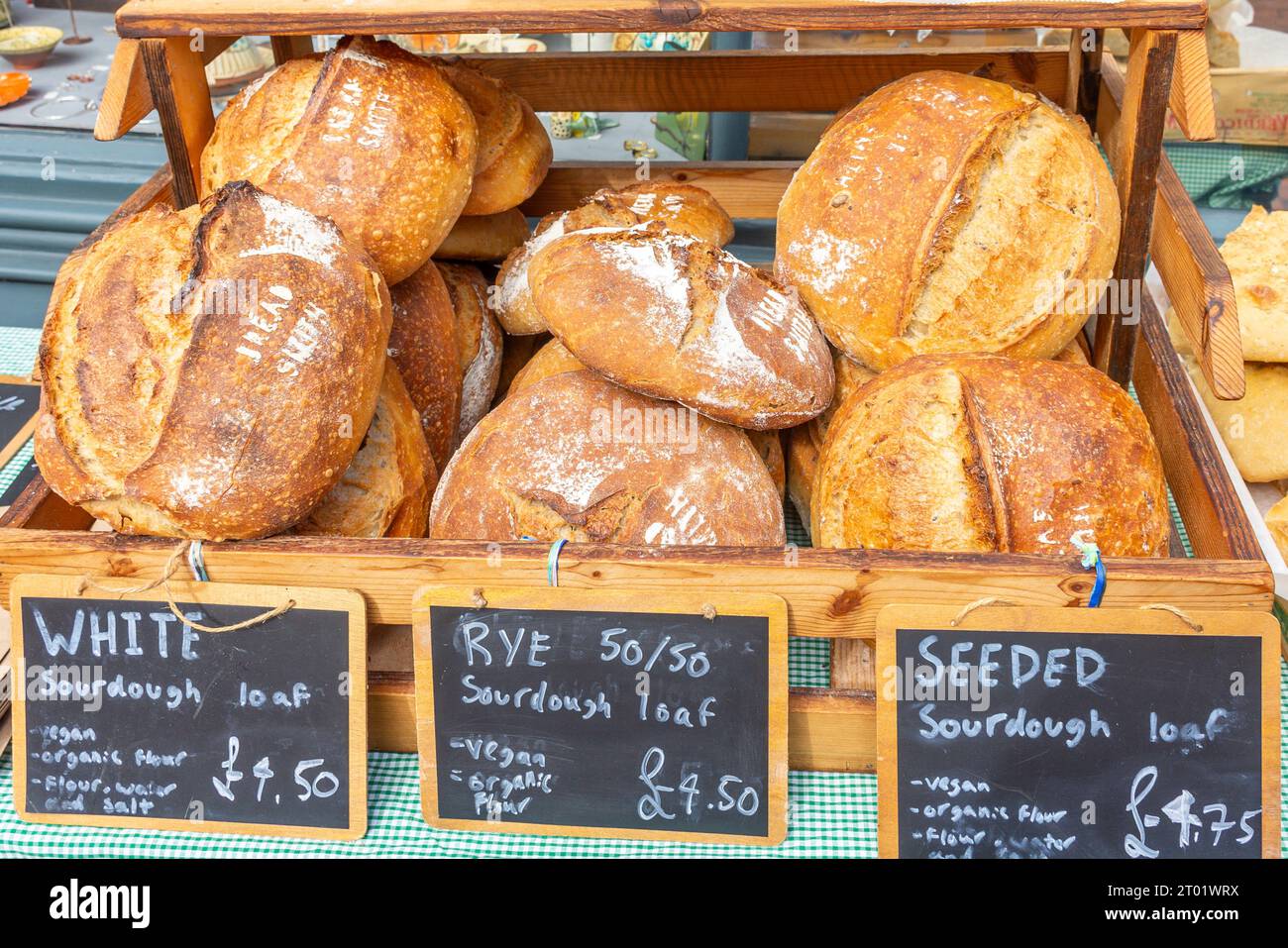 Pains au levain et baguettes à vendre, High Street, Royal Tunbridge Wells, Kent, Angleterre, Royaume-Uni Banque D'Images