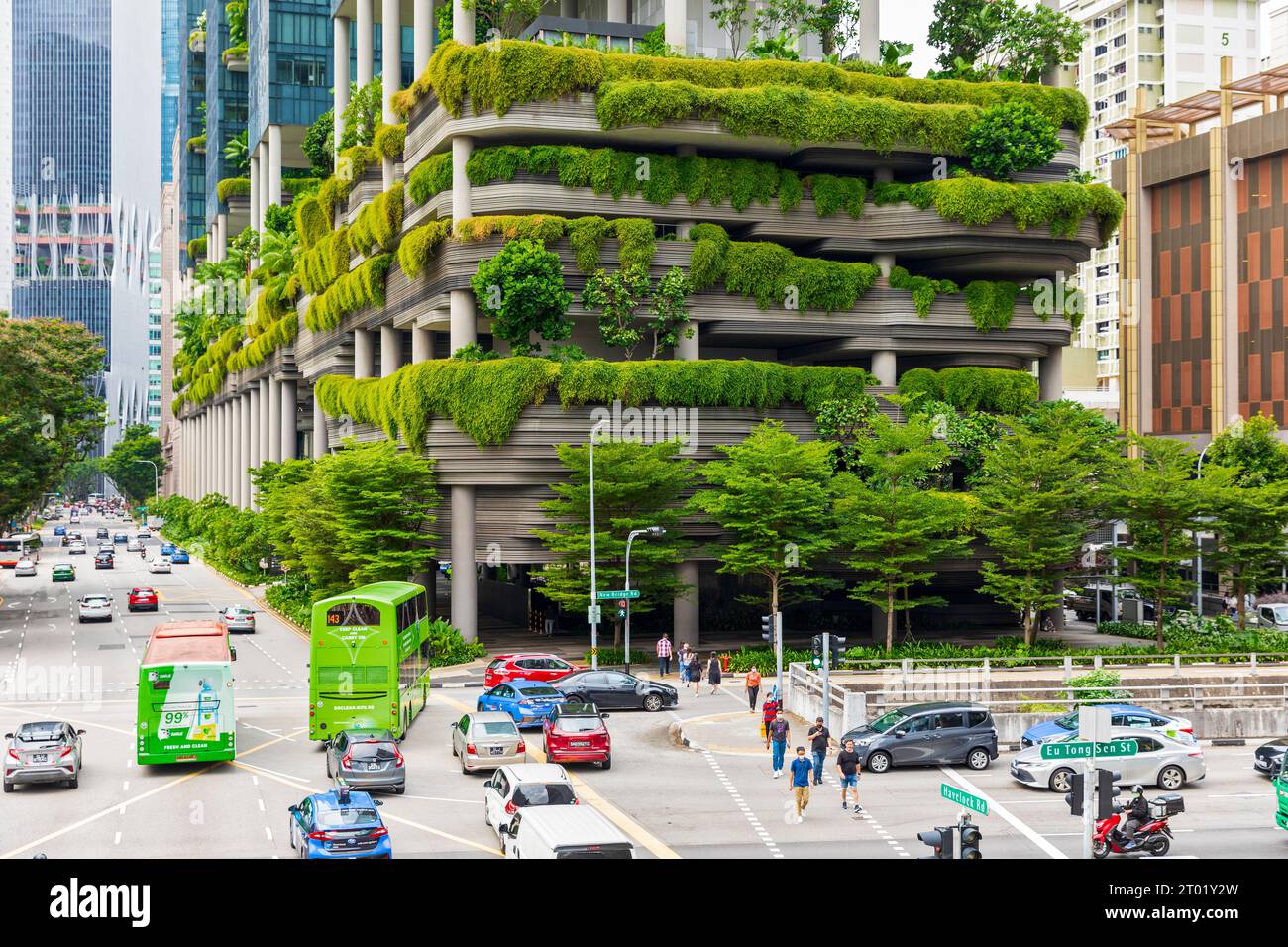 Hôtel Park Royal sur Pickering, Singapour. La conception paysagère comprend une façade étagée plantée de fougères tropicales et de vignes rampantes. Banque D'Images