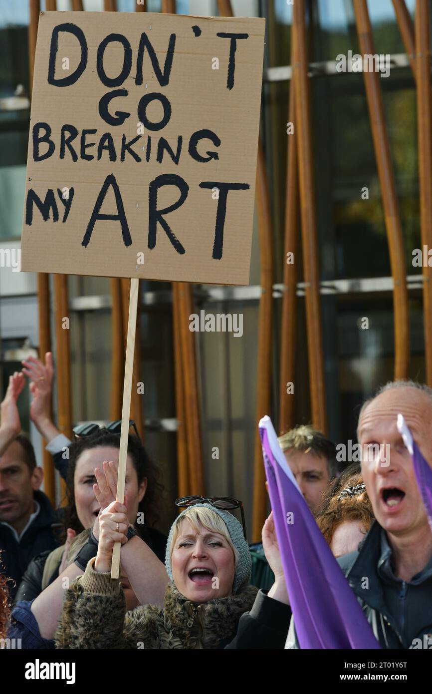 Édimbourg Écosse, Royaume-Uni 03 octobre 2023. Arrêtez les coupes les manifestants au Parlement écossais protestent contre les coupes de financement des arts créditent sst / alamy Live News Banque D'Images