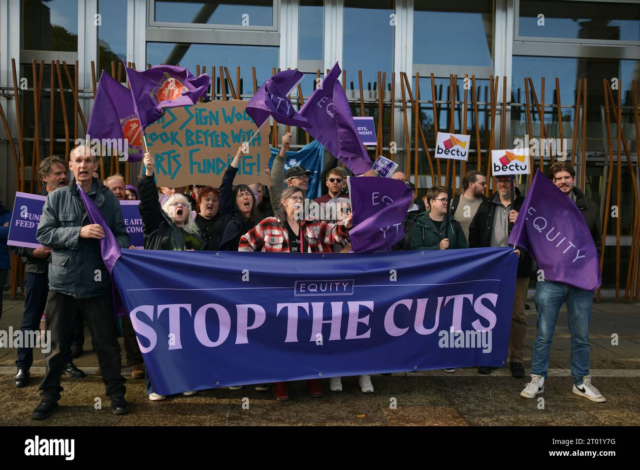 Édimbourg Écosse, Royaume-Uni 03 octobre 2023. Arrêtez les coupes les manifestants au Parlement écossais protestent contre les coupes de financement des arts créditent sst / alamy Live News Banque D'Images