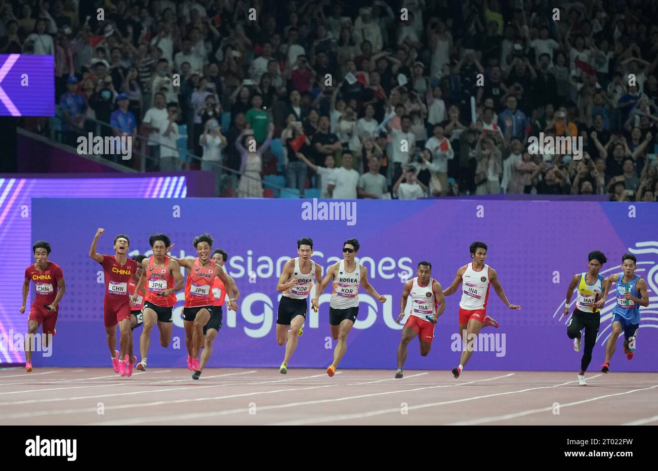 Hangzhou, province chinoise du Zhejiang. 3 octobre 2023. Les athlètes concourent lors de la finale masculine du relais 4 x 100m d'athlétisme aux 19e Jeux asiatiques à Hangzhou, dans la province du Zhejiang, dans l'est de la Chine, le 3 octobre 2023. Crédit : Sun FEI/Xinhua/Alamy Live News Banque D'Images