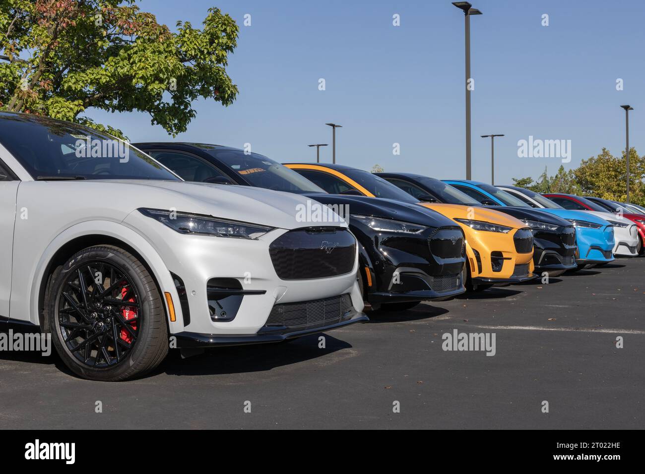 Zionsville - 1 octobre 2023 : exposition Ford Mach-E Mustang SUV. Ford offre le Mach-E en modèles Select, Premium ou GT. Banque D'Images