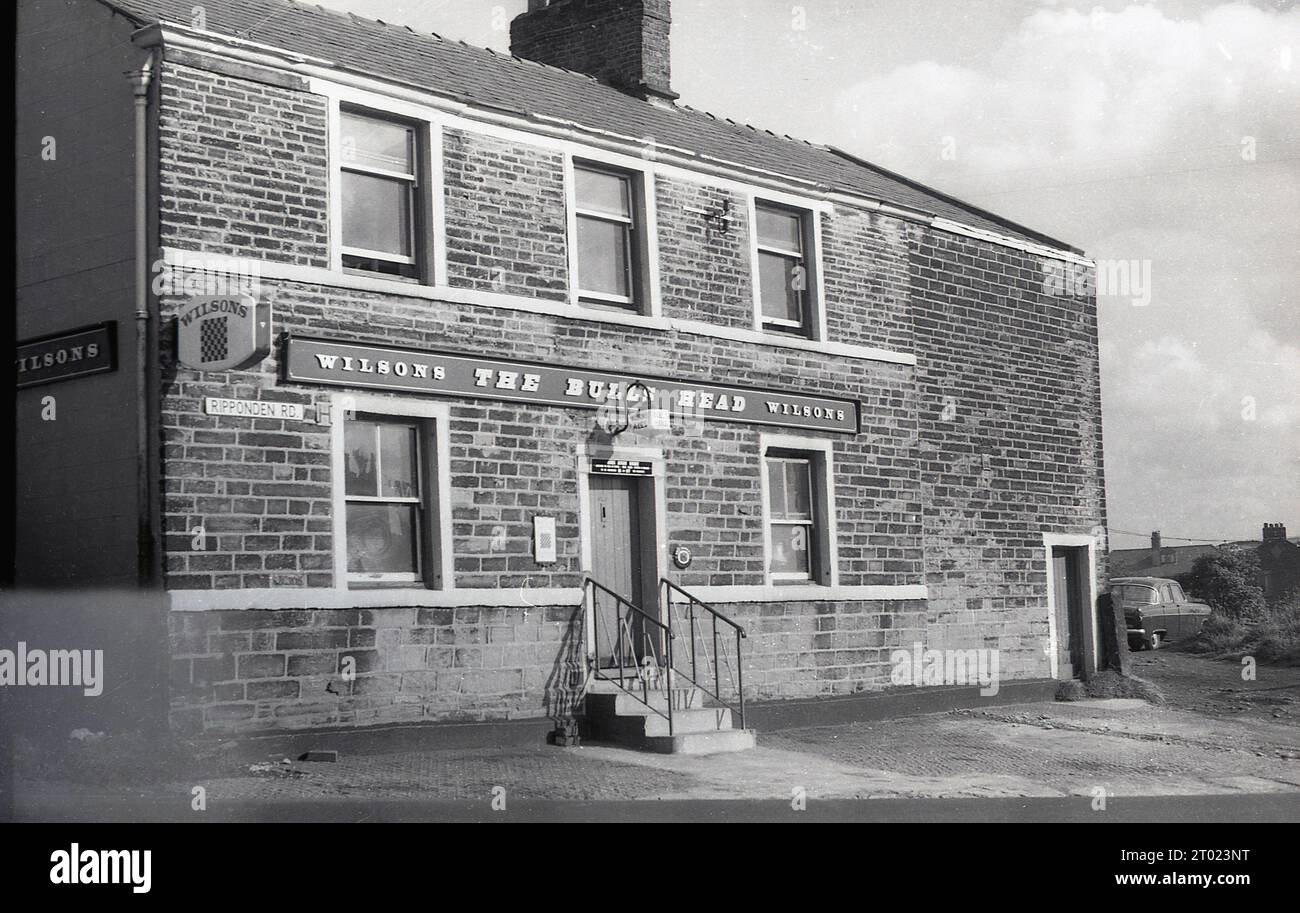 Années 1960, historique, extérieur de la maison publique Bulls Head, un pub Wilsons, sur Ripponden Rd, Oldham, Angleterre, Royaume-Uni. Banque D'Images