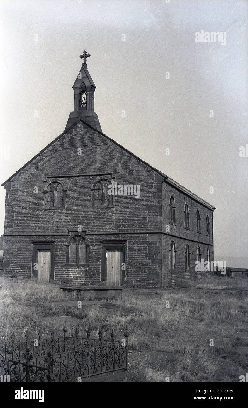 Années 1960, historique, une église sur les landes de flanc de colline au-dessus d'Oldham, près de Saddleworth Moor, Angleterre, Royaume-Uni. Banque D'Images