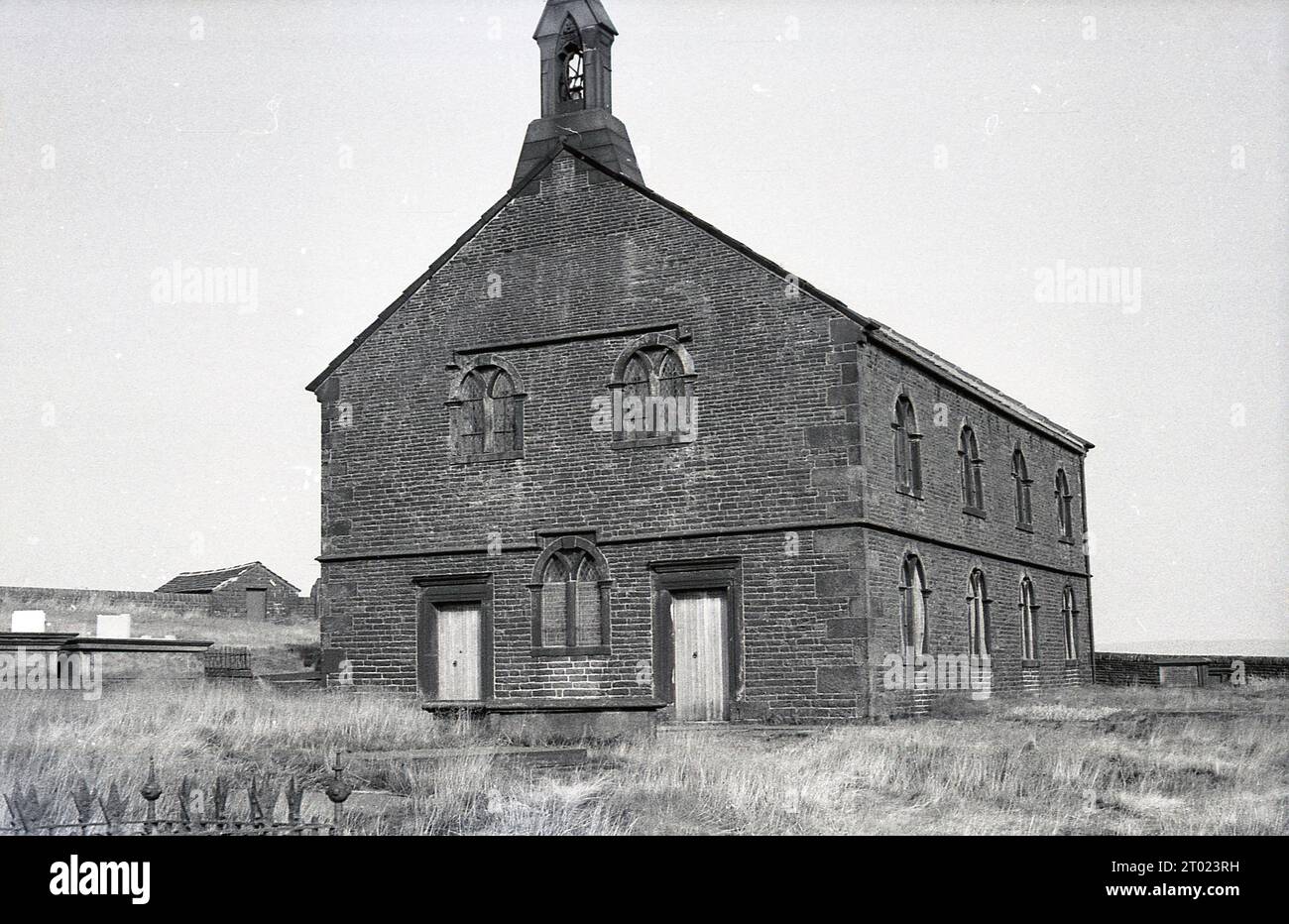 Années 1960, historique, une église sur les landes de flanc de colline au-dessus d'Oldham, près de Saddleworth Moor, Angleterre, Royaume-Uni. Banque D'Images