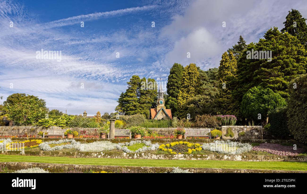 Le jardin formel et la tour de l'horloge à Cragside, près de Rothbury, Northumberland, Royaume-Uni, le 24 septembre 2023 Banque D'Images