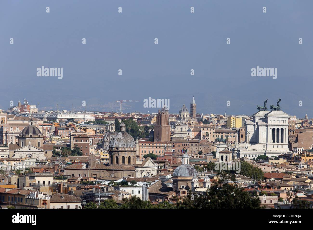 Vue de la ville de Rome depuis le Janicule avec vue sur l'Altare della Patria et les dômes de Sant'Andrea delle Fratte, église de Gesù, église o Banque D'Images