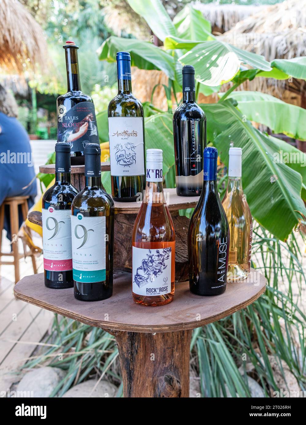 Bouteilles de vin sur Mojito Beach Lindos Rhodes Grèce Banque D'Images
