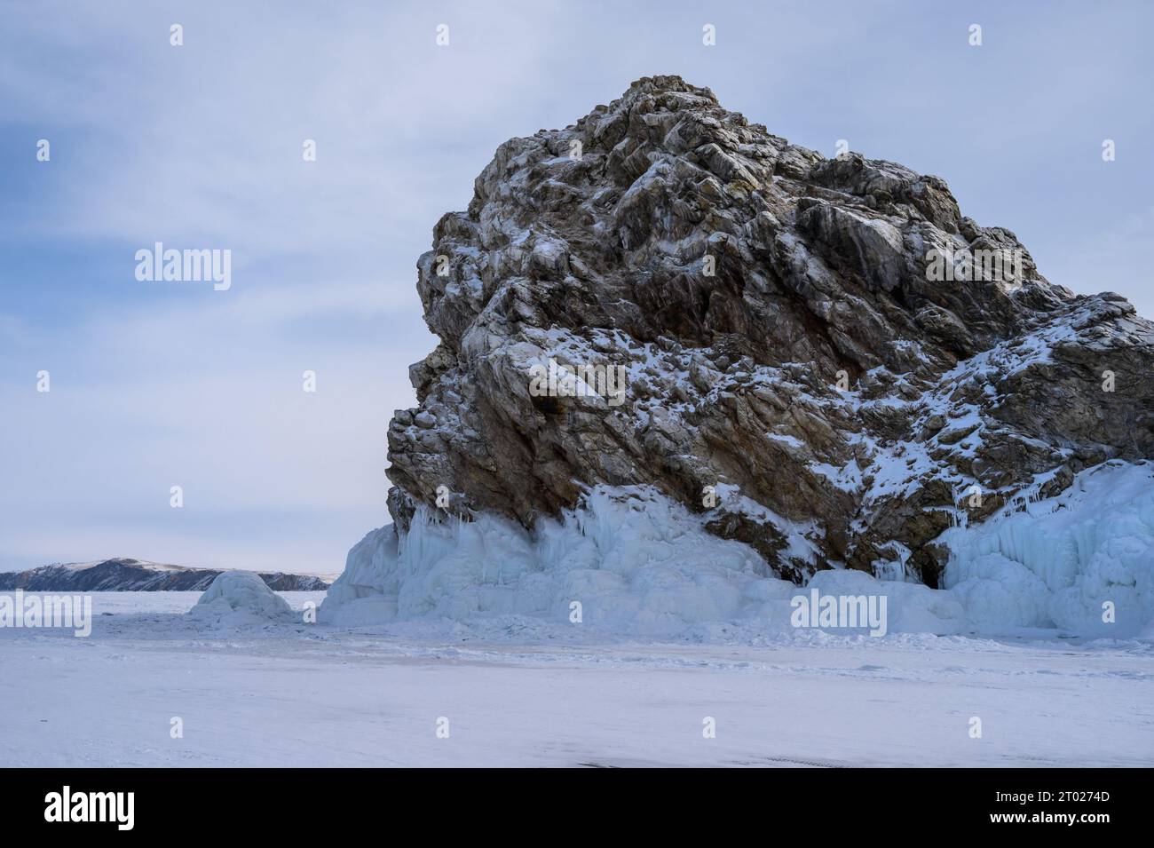 Hummock de glace sur la glace du lac Baïkal. Îles Baïkal Banque D'Images