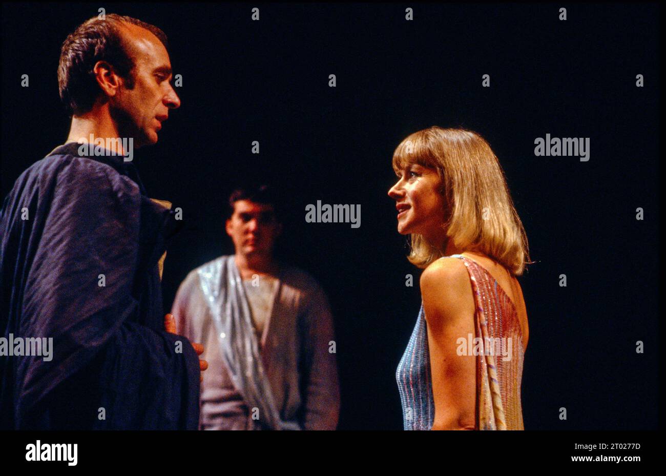 de gauche à droite : Ken Bones (Alexas), Michael Fitzgerald (Mardian), Helen Mirren (Cléopâtre) dans ANTONY ET CLÉOPÂTRE de Shakespeare à l'autre endroit, Royal Shakespeare Company (RSC), Stratford-upon-Avon, Angleterre 13/10/1982 design : Nadine Baylis éclairage : Leo Leibovici réalisateur : Adrian Noble Banque D'Images