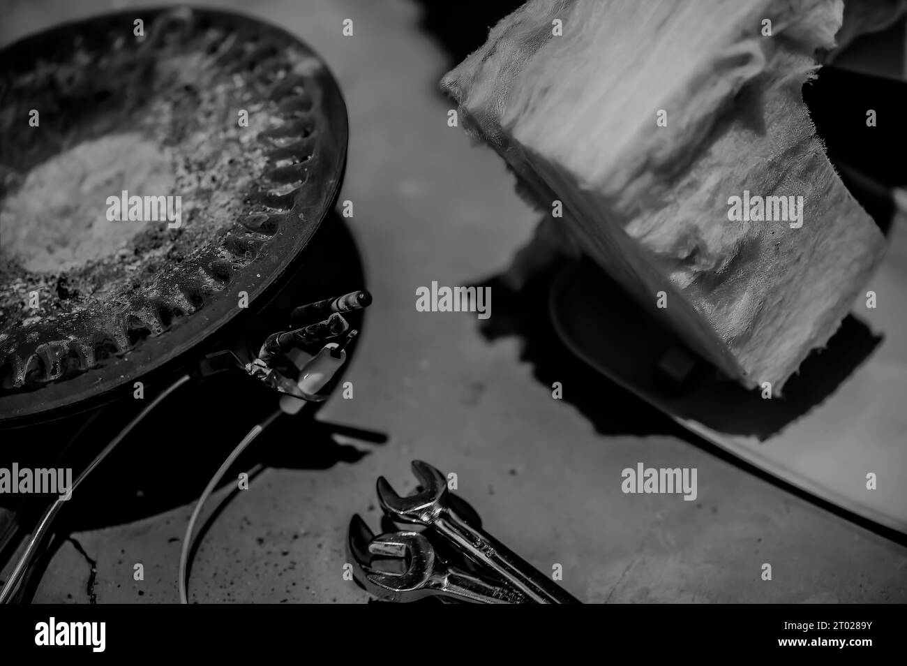 Remplacement de l'élément et de la cuvette du brûleur du chauffe-eau. Banque D'Images