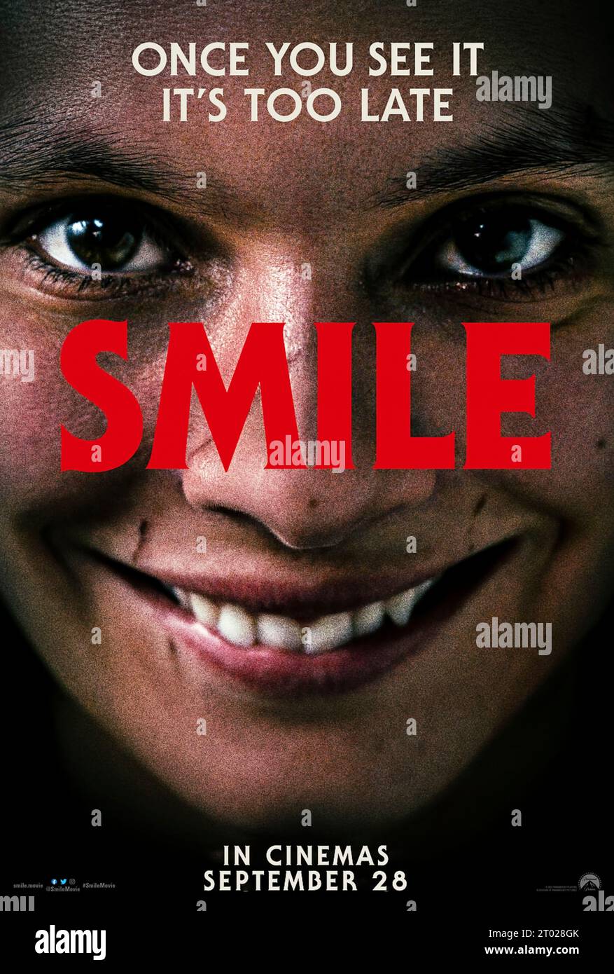 Smile (2022) réalisé par Parker Finn et mettant en vedette Sosie Bacon, Jessie T. Usher et Kyle Gallner. Après avoir été témoin d'un incident bizarre et traumatisant impliquant un patient, un psychiatre devient de plus en plus convaincu qu'elle est menacée par une entité étrange. Banque D'Images