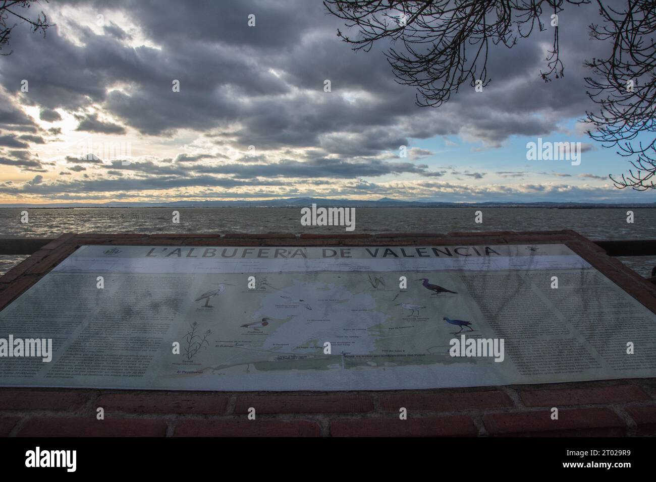 Vue spectaculaire sur le lac Albufera dans une journée nuageuse et orageuse à El Palmar, Valence, Espagne Banque D'Images