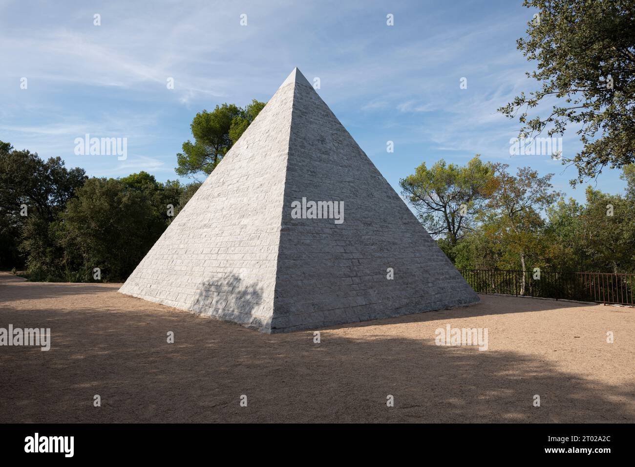 La Pyramide de Tourves dans le Var, en France, est une usine unique du 18e siècle construite par Omar de Valbelle. En 2022, une campagne de restauration rétablit son origine Banque D'Images