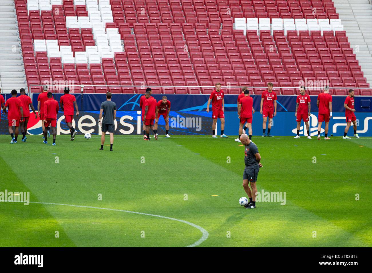 Madrid, Madrid, Espagne. 3 octobre 2023. Entraîneur Arne Slot sur le terrain de jeu pendant la séance d'entraînement de l'équipe Feyenoord la veille du match de football de la Ligue des Champions contre l'Atletico Madrid le 03 octobre 2023 au stade Civitas Metropolitano à Madrid, Espagne (crédit image : © Alberto Gardin/ZUMA Press Wire) USAGE ÉDITORIAL SEULEMENT! Non destiné à UN USAGE commercial ! Banque D'Images