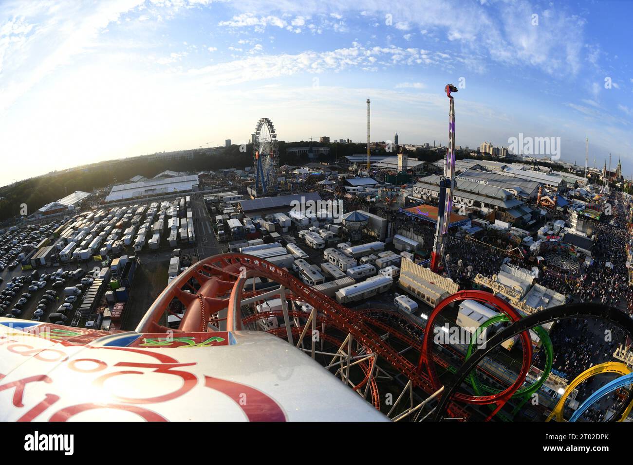 Munich, Allemagne. 03 octobre 2023. Vue depuis une voiture de l'Olympialooping, une montagne russe avec cinq boucles. Derrière, le soleil se couche à la fin de la 188e Oktoberfest de Munich sur la Theresienwiese. La 188e Wiesn aura lieu cette année jusqu’au 03.10.2023. Crédit : Felix Hörhager/dpa/Alamy Live News Banque D'Images