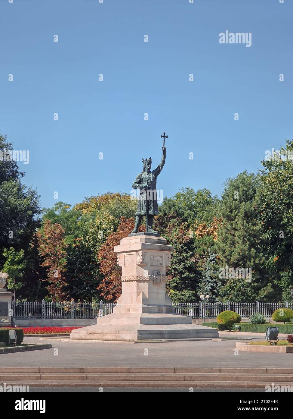 Stephen le Grand monument (statue de Stefan cel Mare) en face du parc central dans une journée ensoleillée d'automne, ville de Chisinau, Moldavie Banque D'Images