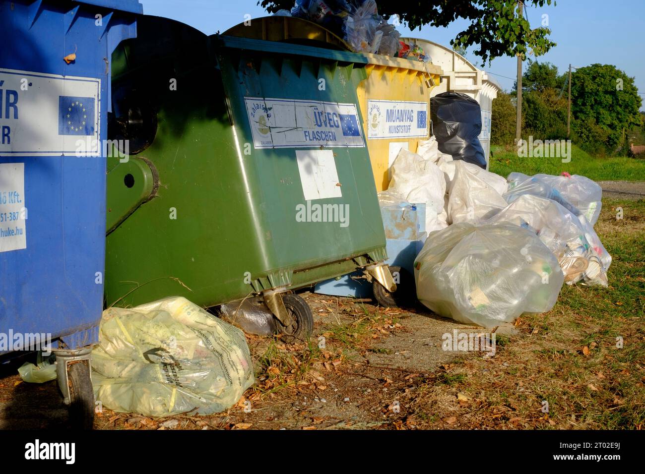 sacs débordants en plastique communauté rurale village de recyclage bacs en attente de collecte vidant recyclage comté de zala hongrie Banque D'Images