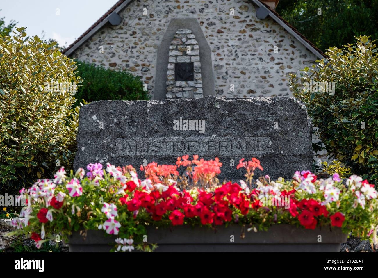 Dans le cémaire de Cocherel vous pouvez trouver le tombeau d'Aristide Briand fondateur du parti socialiste en France, ministre et président du conseil | dans Banque D'Images