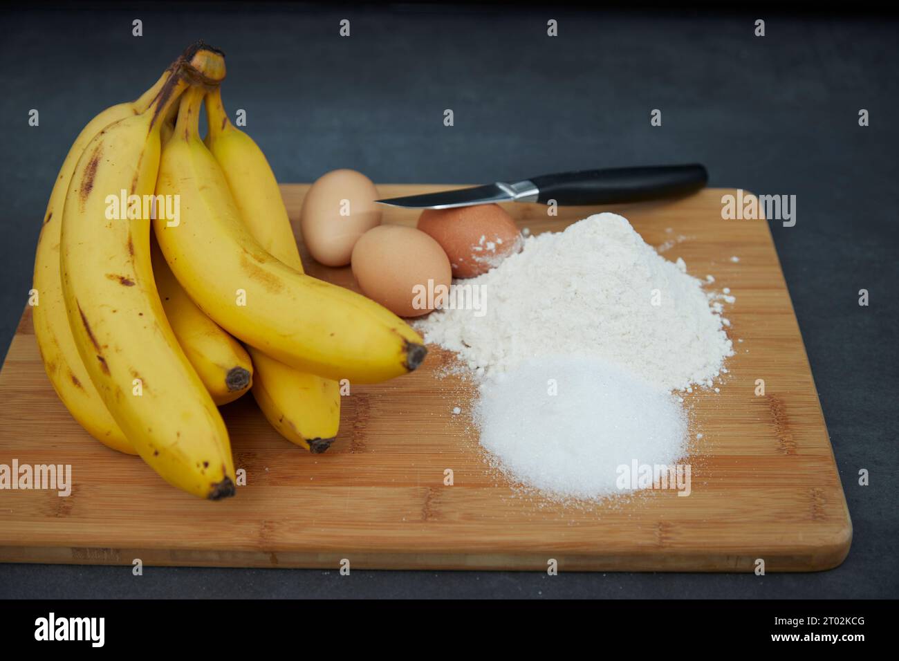 ingrédients pour un gâteau à la banane et un couteau Banque D'Images