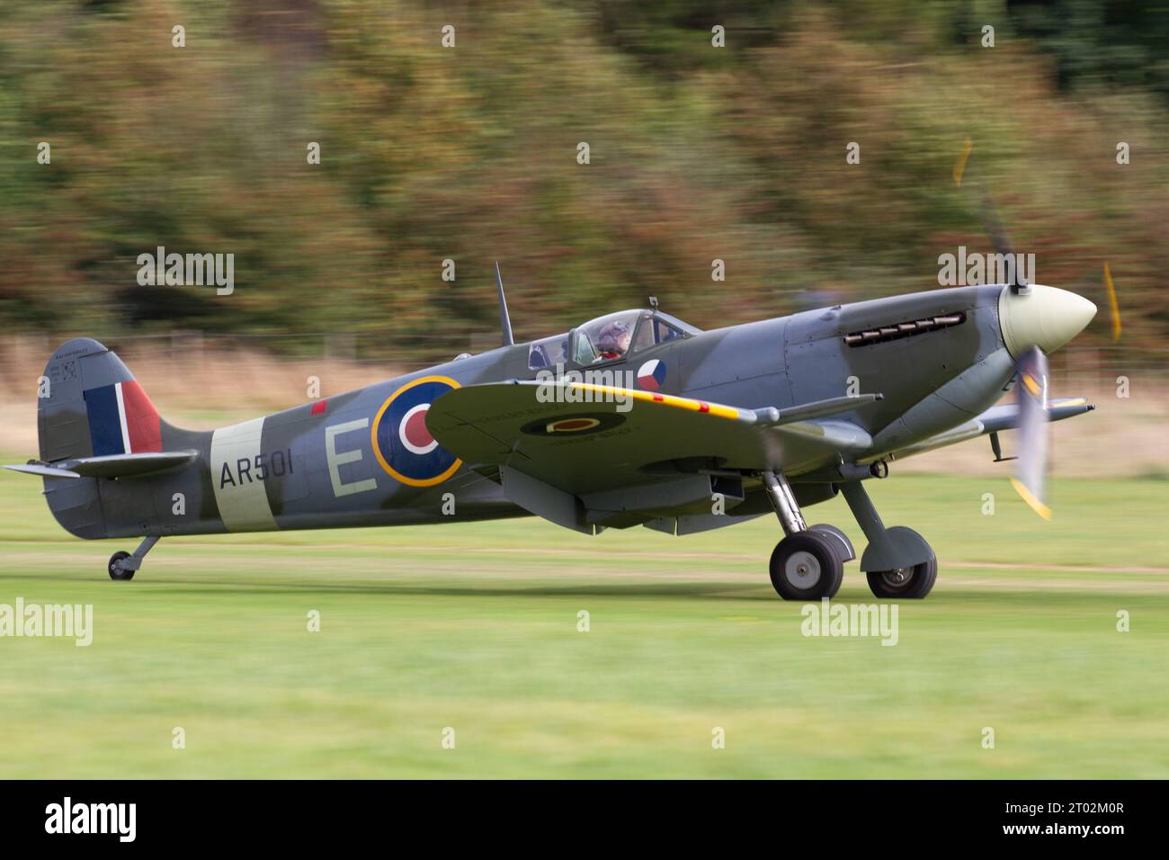 Un Supermarine Spitfire au Shuttleworth Collection Race Day Air Show 2023. Banque D'Images